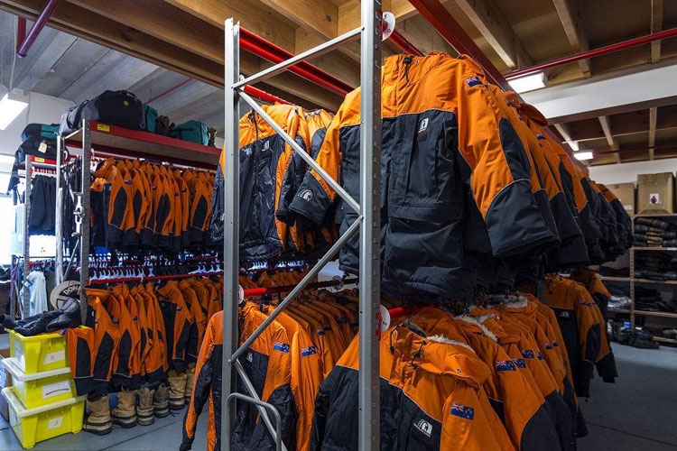 服裝倉庫如何除濕?倉庫除濕機(jī)輕松應(yīng)對潮濕問題