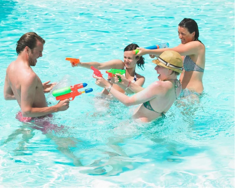 室內(nèi)泳池什么“咖位”？居然用專業(yè)定制的除濕機?。?！